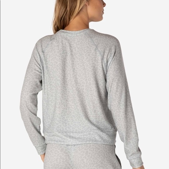 Beyond Yoga Leopard Favorite Raglan Crew Pullover in Grey Leopard - Picture 4 of 15